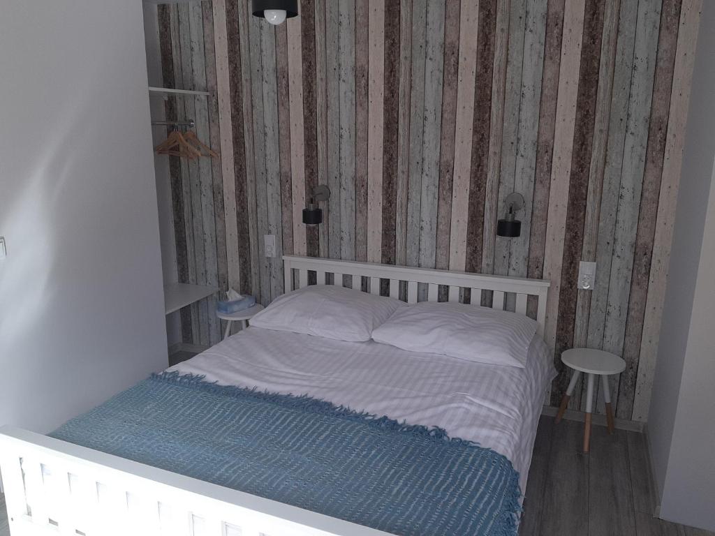 Postel nebo postele na pokoji v ubytování przy lesie