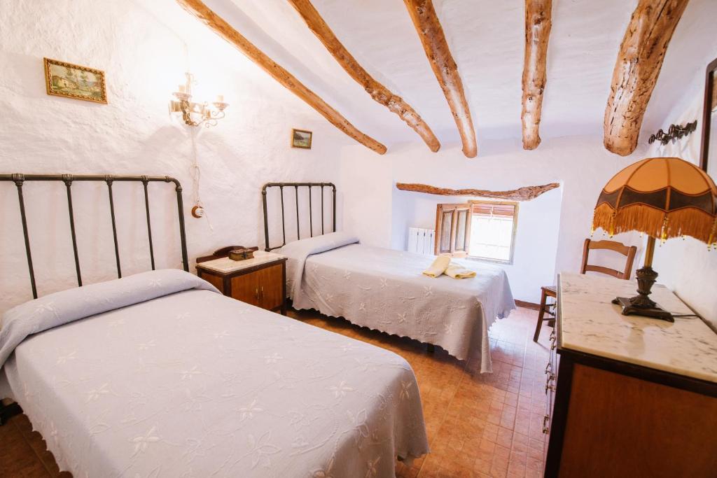 Łóżko lub łóżka w pokoju w obiekcie Cortijo Rural Majolero