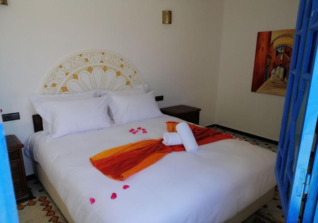 Postel nebo postele na pokoji v ubytování Riad Zawia