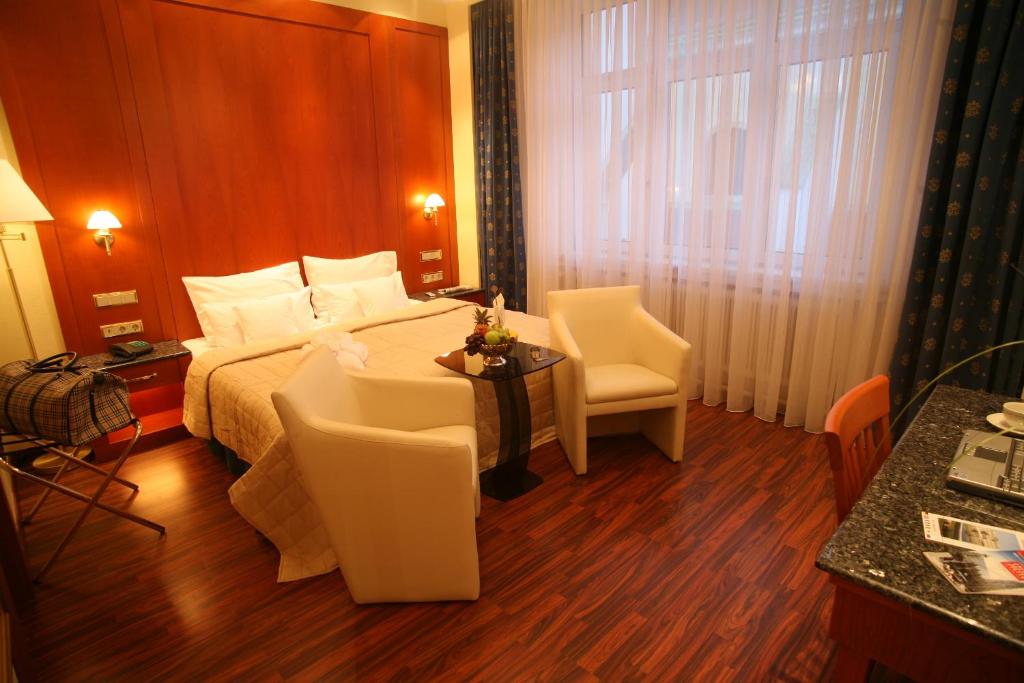 Postel nebo postele na pokoji v ubytování Hotel Corvinus Vienna - Newly Renovated