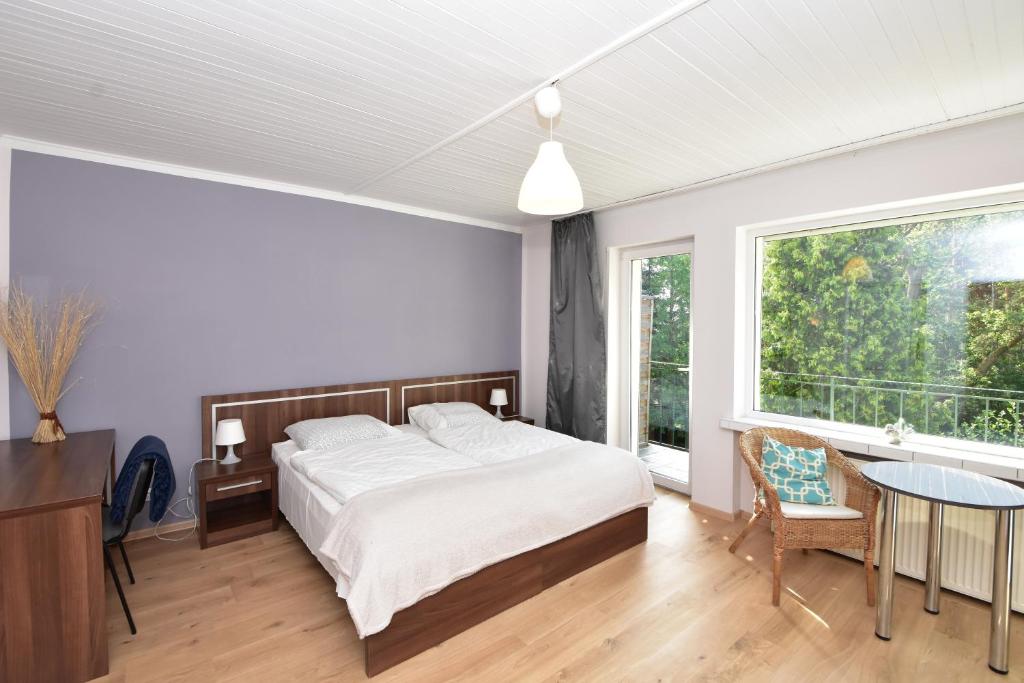 sypialnia z łóżkiem, stołem i oknem w obiekcie Zielone Pokoje w Zielonej Górze