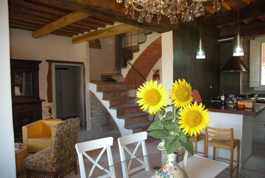 un jarrón con flores sobre una mesa en una cocina en Casa Mimmo, en Castiglione in Teverina