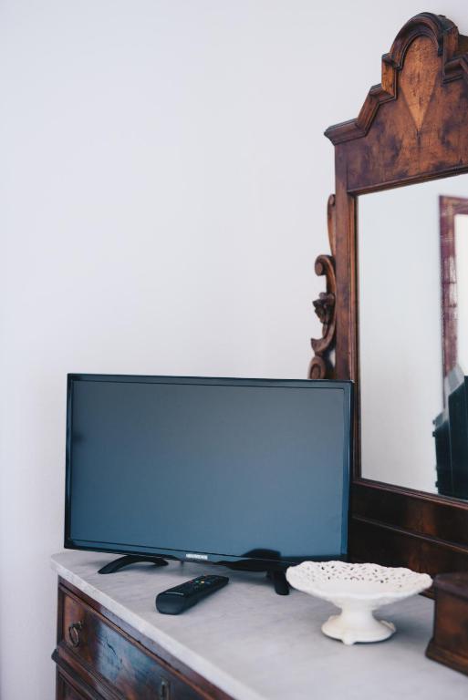 a flat screen tv sitting on top of a dresser at La Torretta in Lerici