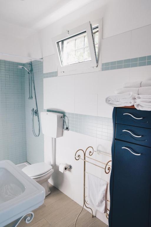 a bathroom with a sink toilet and a window at La Torretta in Lerici