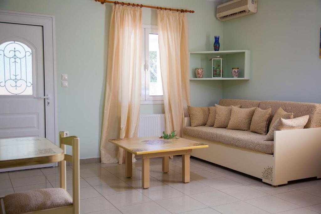 uma sala de estar com um sofá e uma mesa em La casa d'estate em Lakíthra