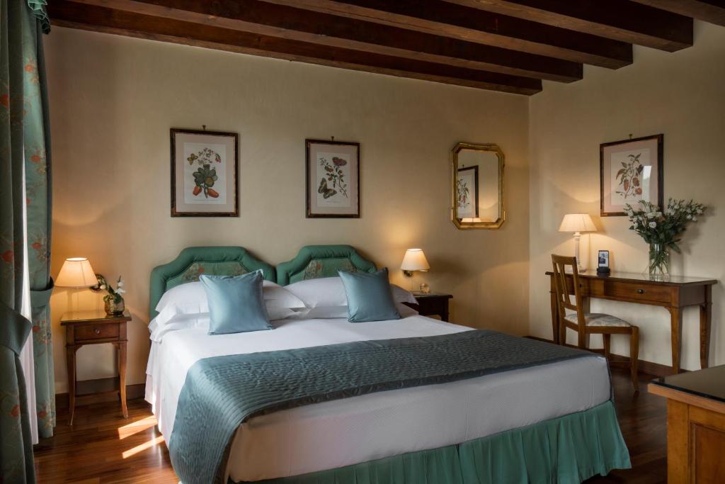 Postel nebo postele na pokoji v ubytování Villa Michelangelo Vicenza – Starhotels Collezione