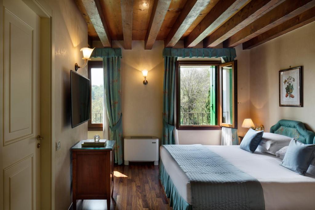 Postel nebo postele na pokoji v ubytování Villa Michelangelo Vicenza – Starhotels Collezione