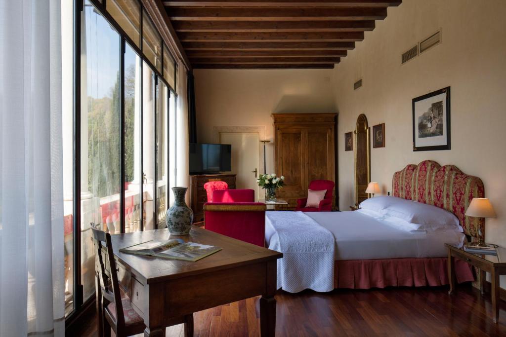 Postel nebo postele na pokoji v ubytování Villa Michelangelo Vicenza – Starhotels Collezione