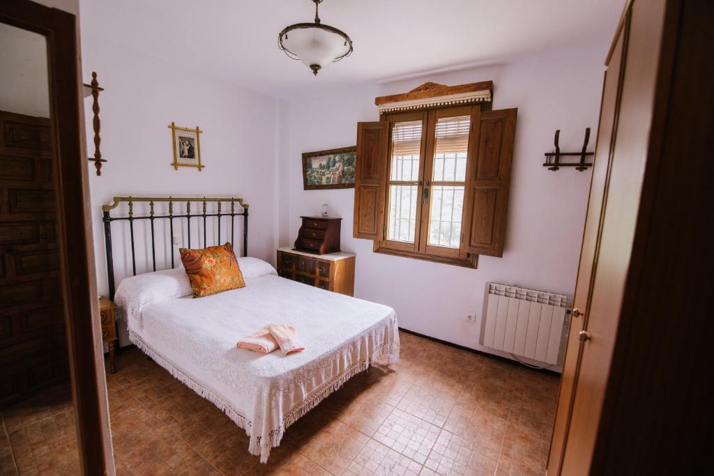 Łóżko lub łóżka w pokoju w obiekcie Cortijo Rural Majolero
