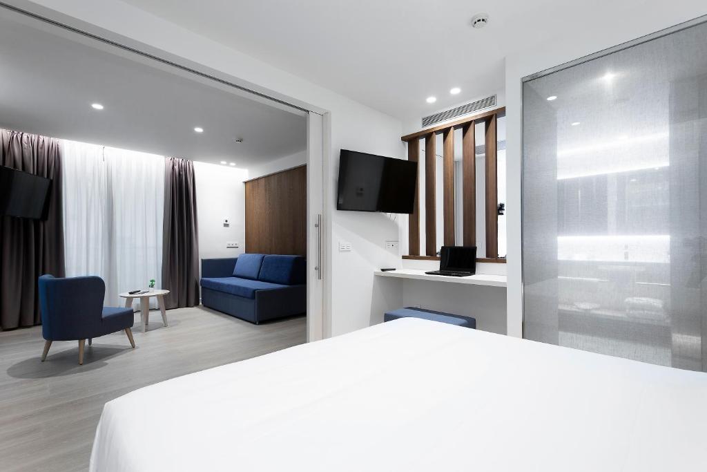 A bed or beds in a room at Hotel Indalo Park