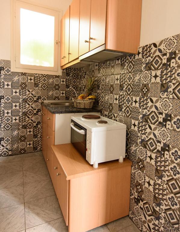 a kitchen with a microwave on top of a counter at Vithos in Agnontas