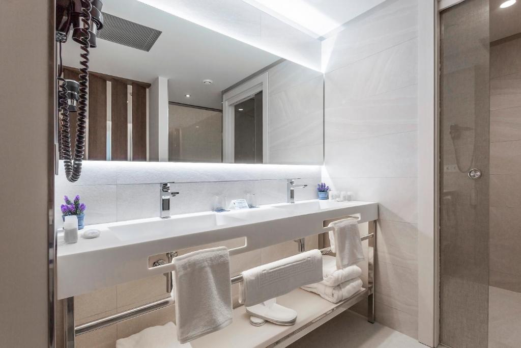 A bathroom at Hotel Indalo Park