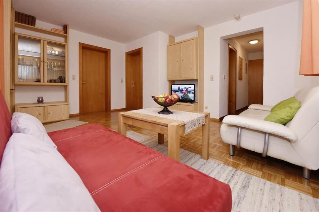 een woonkamer met een bank en een tafel bij Ferienwohnung Bitschnau Ulrike in Vandans