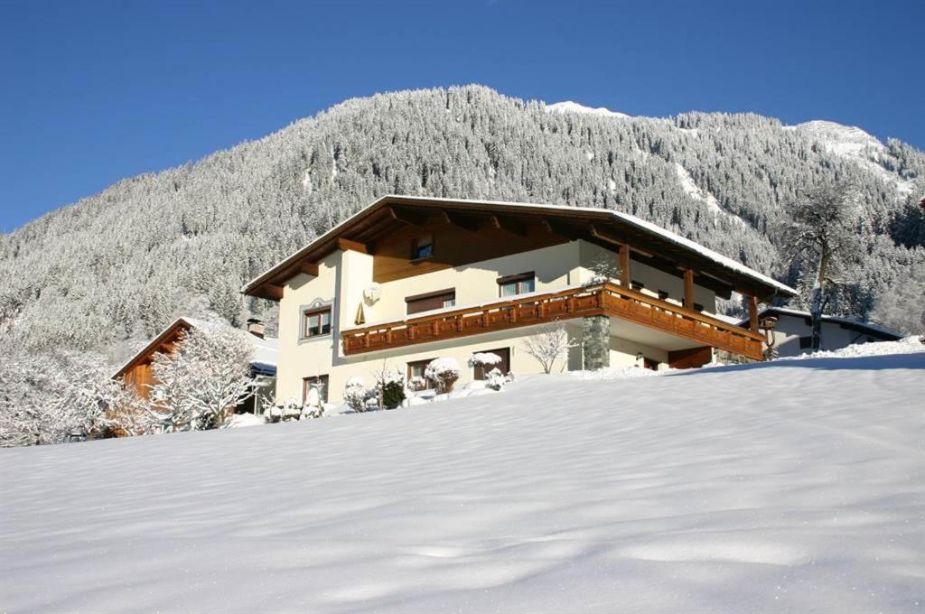 ein Gebäude auf einem schneebedeckten Berg in der Unterkunft Haus Simone - Tschofen Waltraud in Sankt Gallenkirch