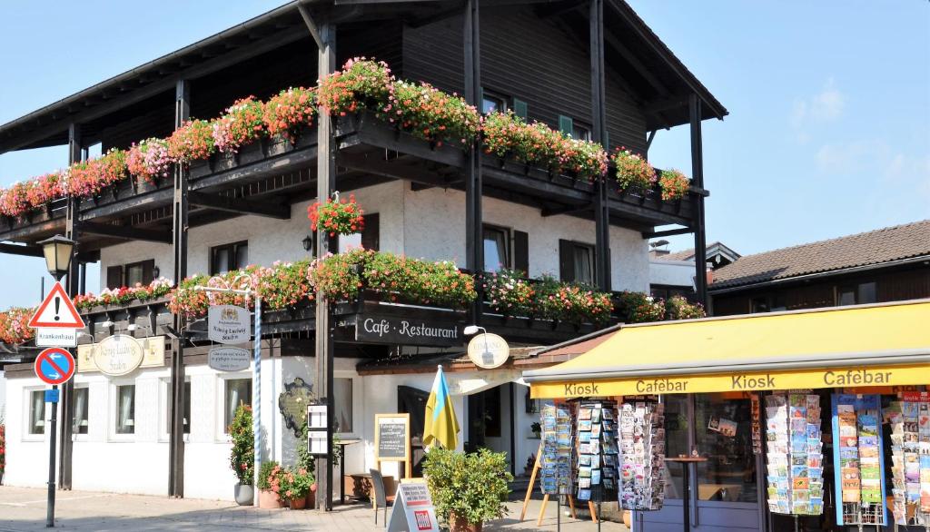 ein Gebäude mit Blumenkästen an der Seite in der Unterkunft König Ludwig Stub´n in Prien am Chiemsee