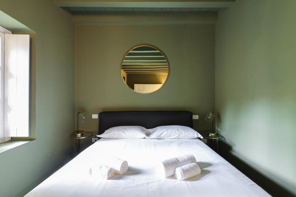 Posteľ alebo postele v izbe v ubytovaní NAVIGLI DISTRICT MILANO CENTER STUDIOS