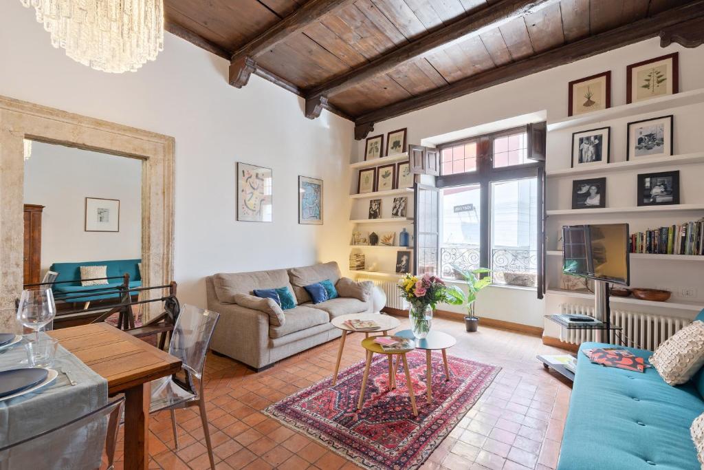 uma sala de estar com um sofá e uma mesa em Rome As You Feel - Cancelli Apartment em Roma