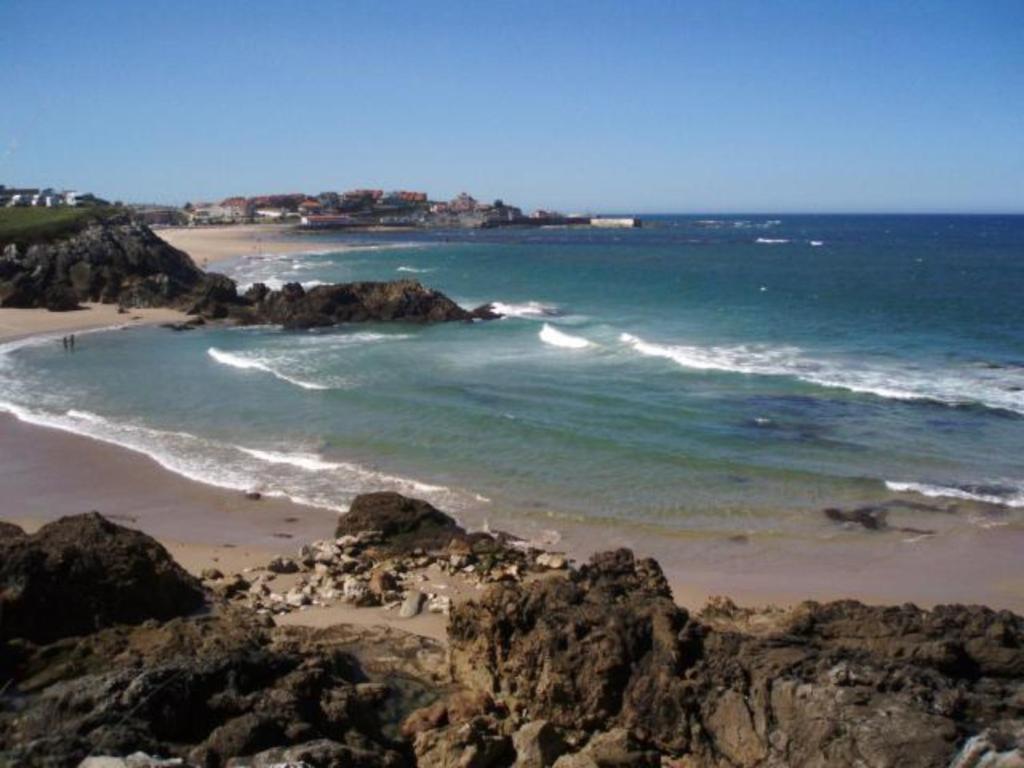 een strand met rotsen en de oceaan bij Apartamento a 1 Km de la playa de Comillas in Casasola