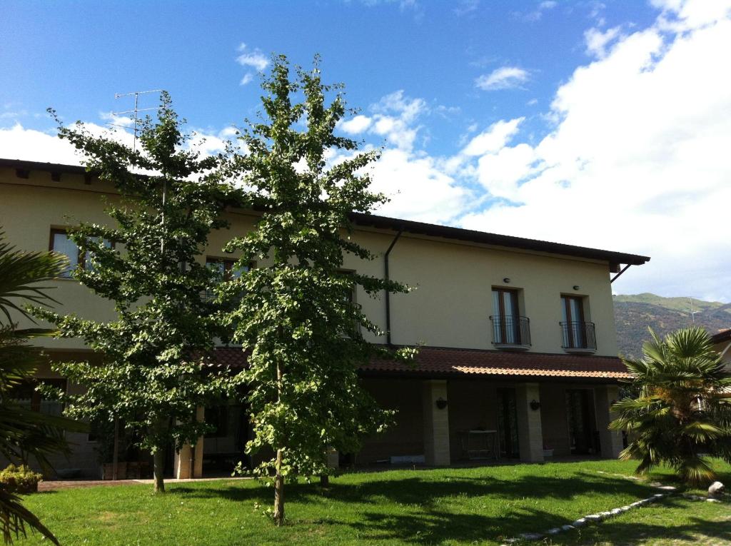 Nespecifikovaný výhled na hory nebo výhled na hory při pohledu z hotelu
