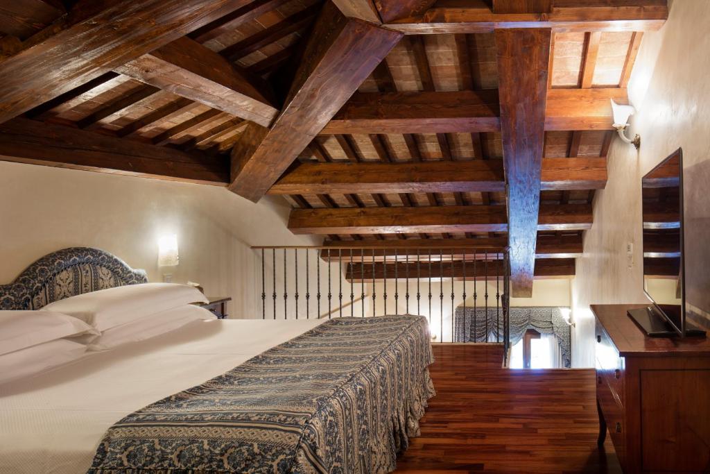 Postel nebo postele na pokoji v ubytování Villa Michelangelo Vicenza – Starhotels Collezione