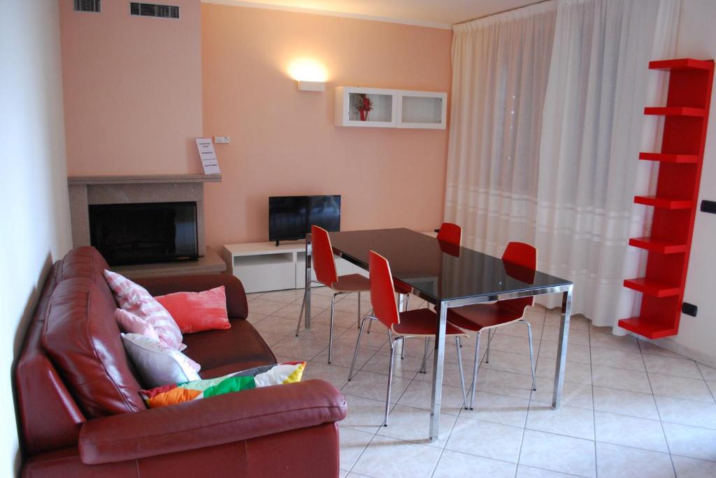 sala de estar con sofá, mesa y sillas en Villa Flora, en Perugia