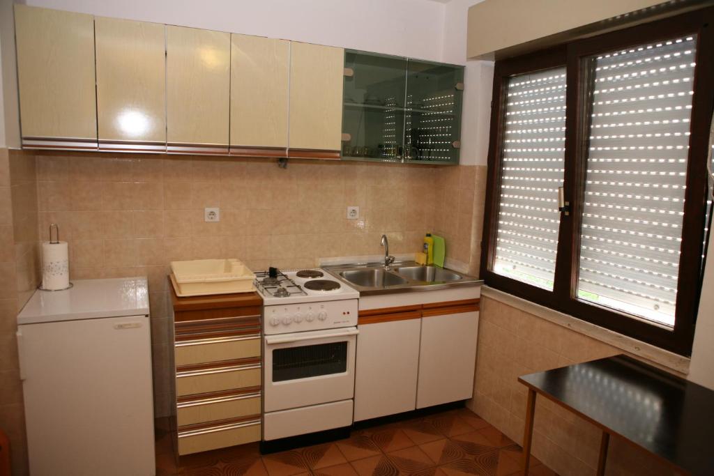 Kuchyň nebo kuchyňský kout v ubytování Rooms and Apartments Kurtović
