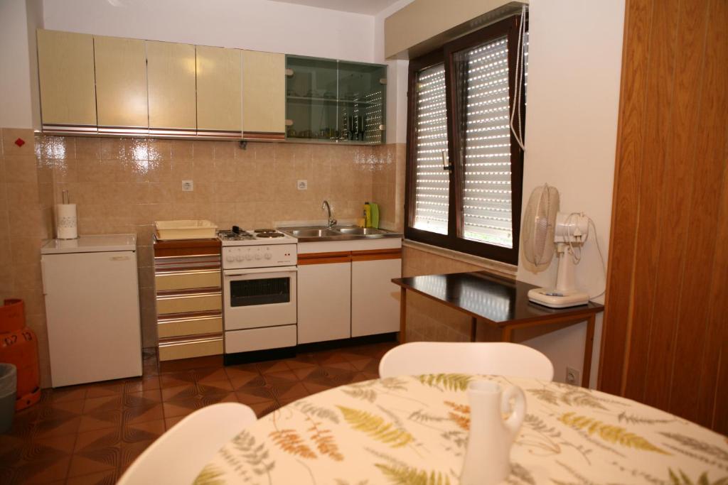 Kuchyň nebo kuchyňský kout v ubytování Rooms and Apartments Kurtović