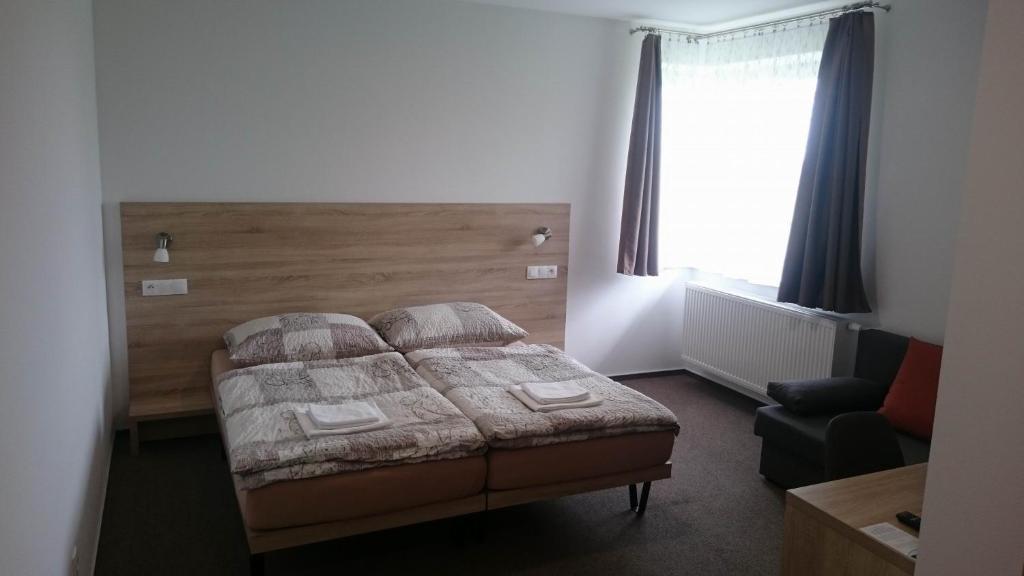 Postel nebo postele na pokoji v ubytování Penzion Skalka