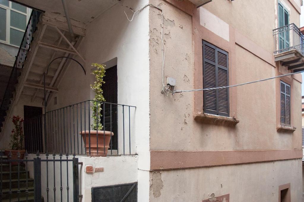 ストロンゴリにあるBORGO PETELIA, Casa Mannarino, suite Eugenioの建物脇の鉢植え