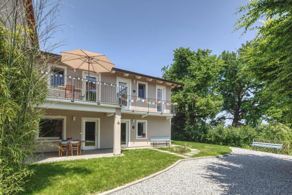 a house with a balcony and a table at Happy hill -appartamento Quercia in Santa Maria Rocca