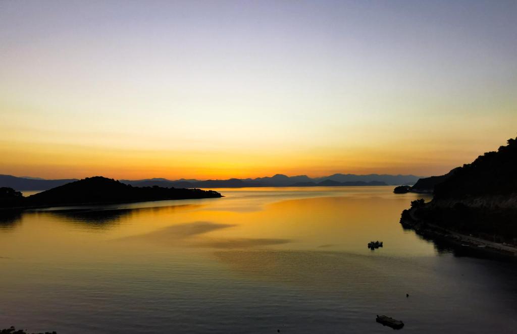 un grande bacino d'acqua con un tramonto sullo sfondo di Yellow wish a Sobra