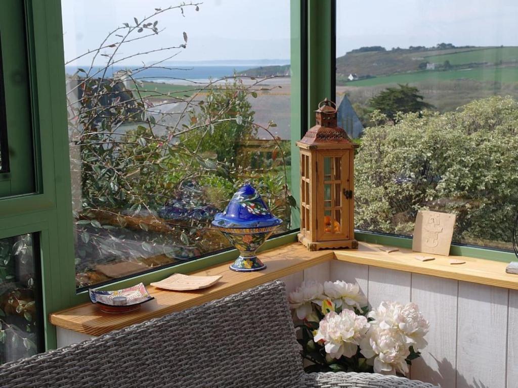 a window with a view of a view of the ocean at Villa Finistère proche plage in PloÃ©ven