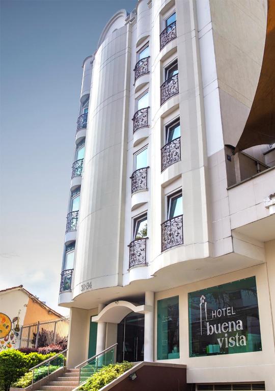 un grande edificio bianco con un cartello sopra di Hotel Buena Vista a Bucaramanga