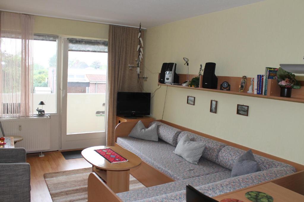 ein Wohnzimmer mit einem Sofa und einem Tisch in der Unterkunft Ostsee-Ferienwohnung L150 in Brasilien