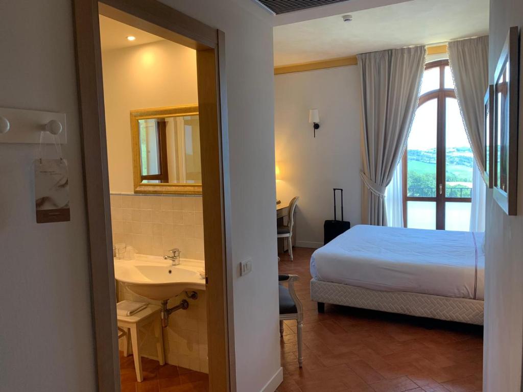 Postel nebo postele na pokoji v ubytování Saturnia Tuscany Hotel