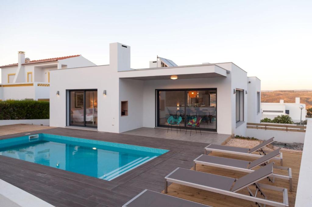 アルジェズールにあるCairnvillas - Le Maquis C34 Luxury Villa with Private Pool near Beachのスイミングプール、パティオ家具が備わるヴィラです。