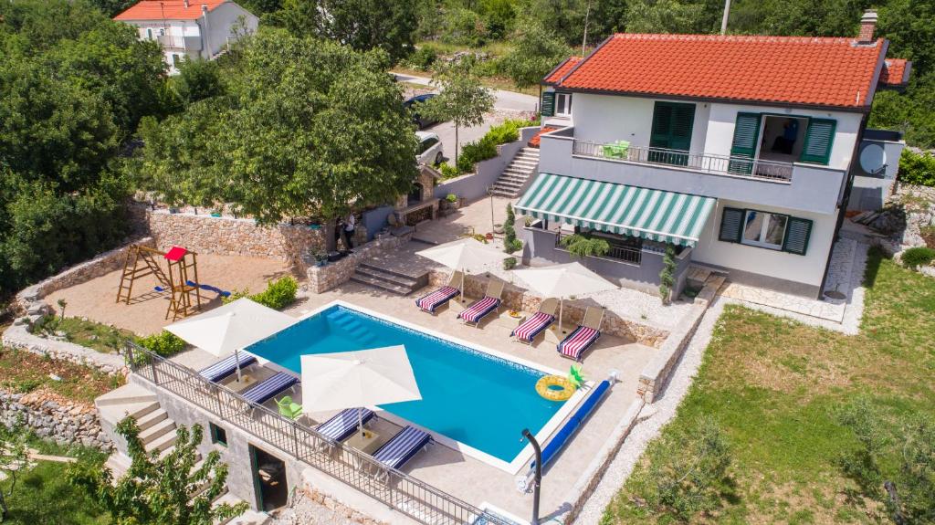 vista aerea di una casa con piscina di Villa Old Garden a Lovreć