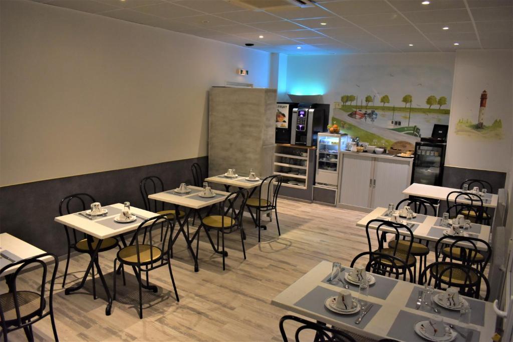 Kuchyň nebo kuchyňský kout v ubytování Logis - Le Neptune Hôtel & Restaurant