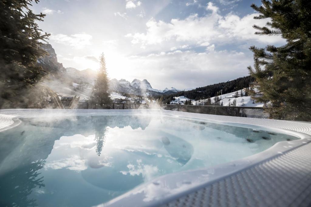 Bazén v ubytování Hotel Tofana nebo v jeho okolí