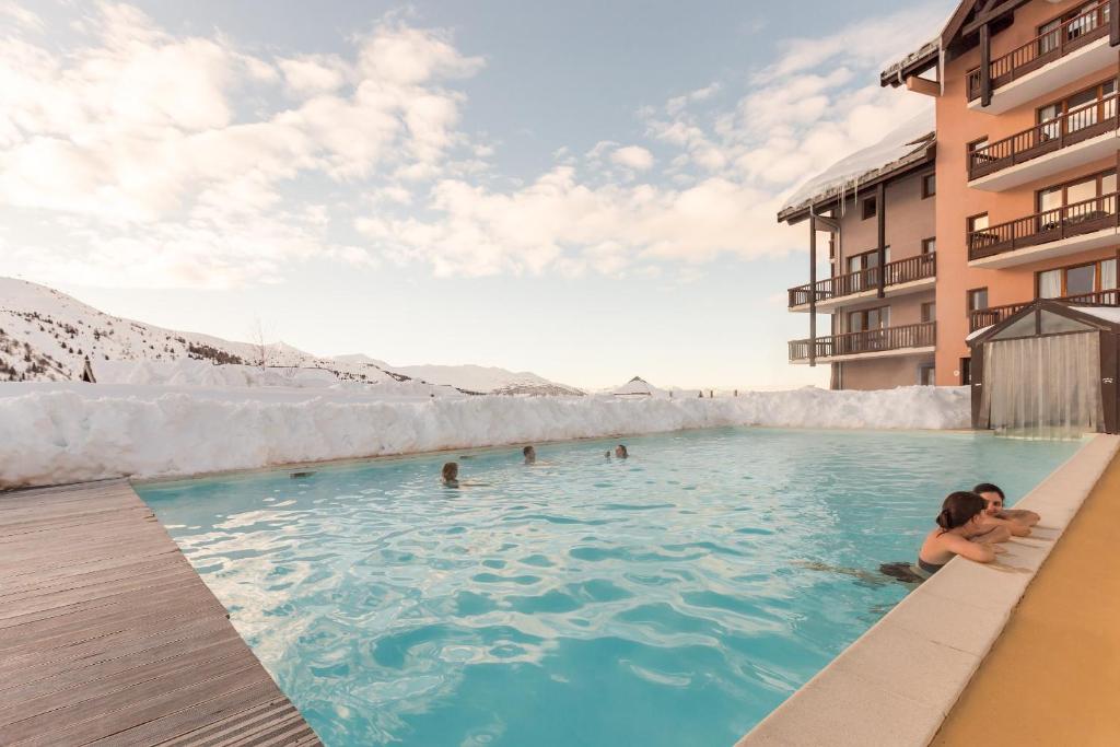 The swimming pool at or close to Residence Le Thabor - maeva Home