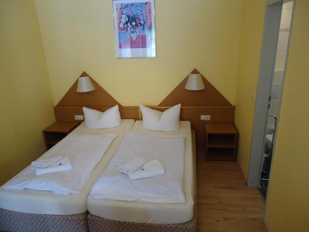 Postel nebo postele na pokoji v ubytování Hotel Ottersleben