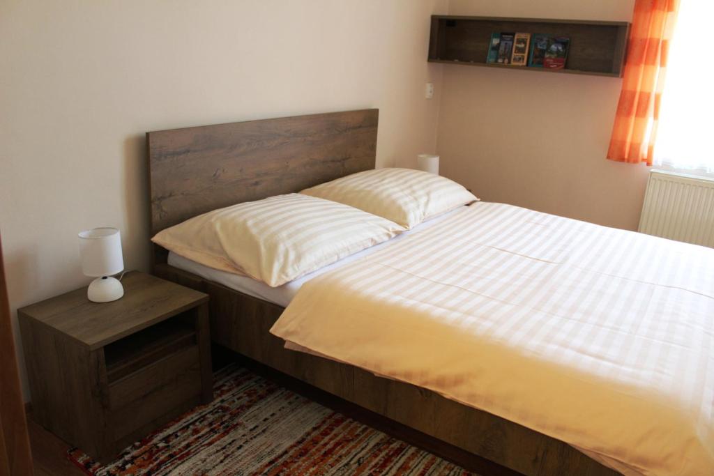 Postel nebo postele na pokoji v ubytování Apartmány U Mariánské kaple