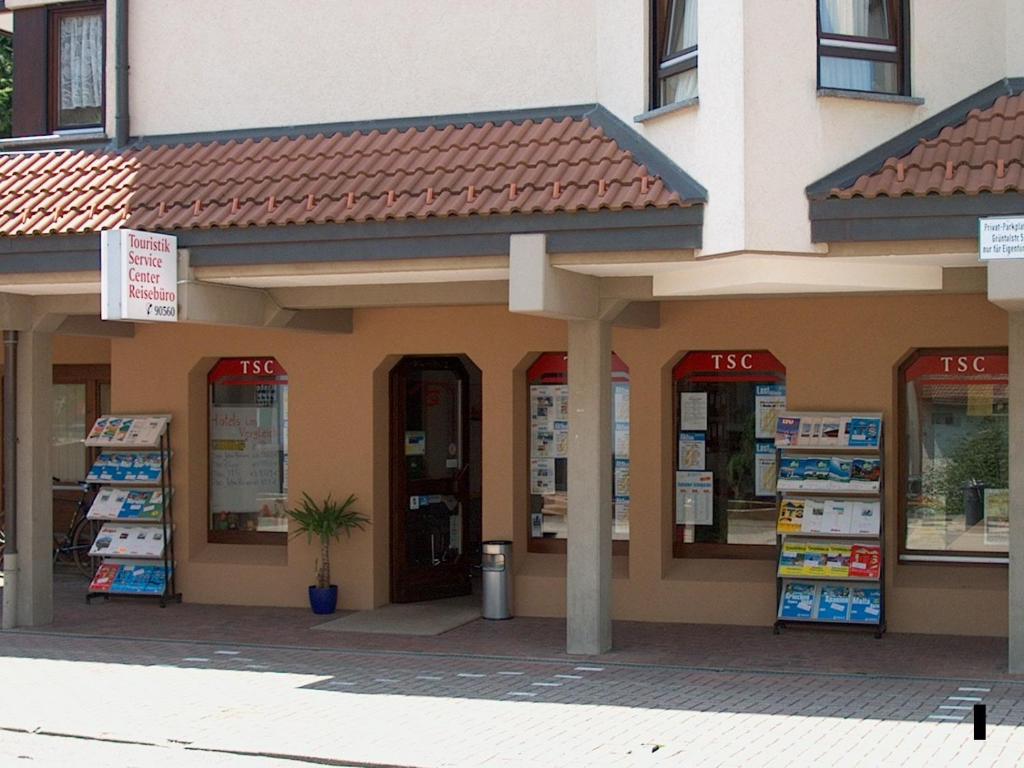 une face de magasin d'un bâtiment avec des livres en exposition dans l'établissement Aparthotel Kupferkanne, à Todtmoos