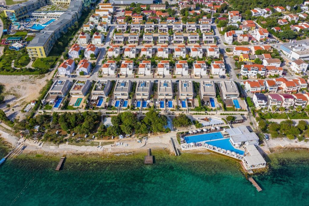 una vista aérea de un complejo en la playa en Sunset Apartment Petrcane en Petrcane