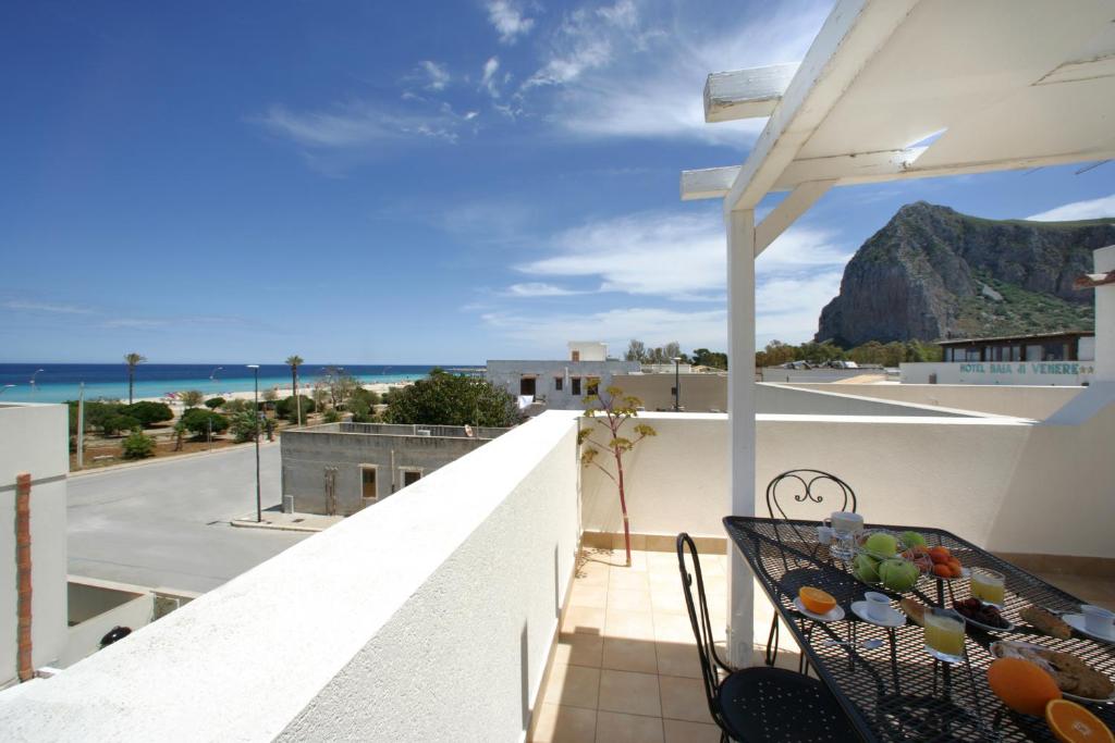 a balcony with a view of the ocean at Venere ed Enea - Appartamenti Vista Mare in San Vito lo Capo