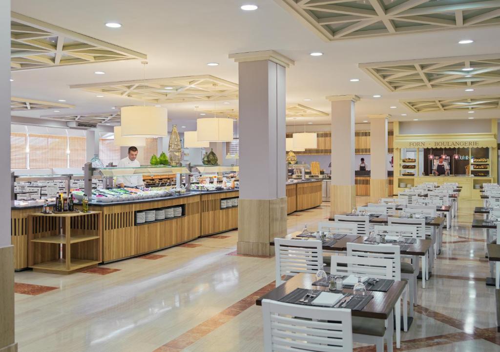 Reštaurácia alebo iné gastronomické zariadenie v ubytovaní H10 Mediterranean Village