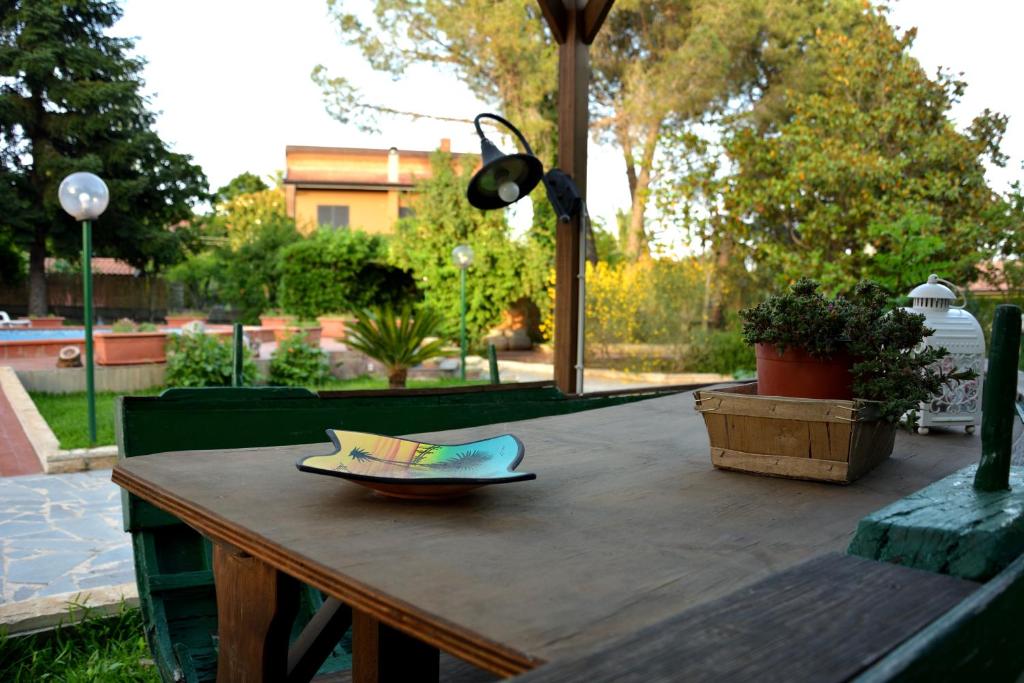 マスカルチーアにあるB&B Le Perniciの木製テーブル