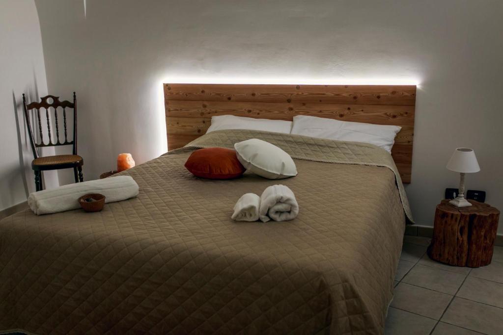 a bedroom with a bed with two towels on it at La Chicca in centro Altamura in Altamura