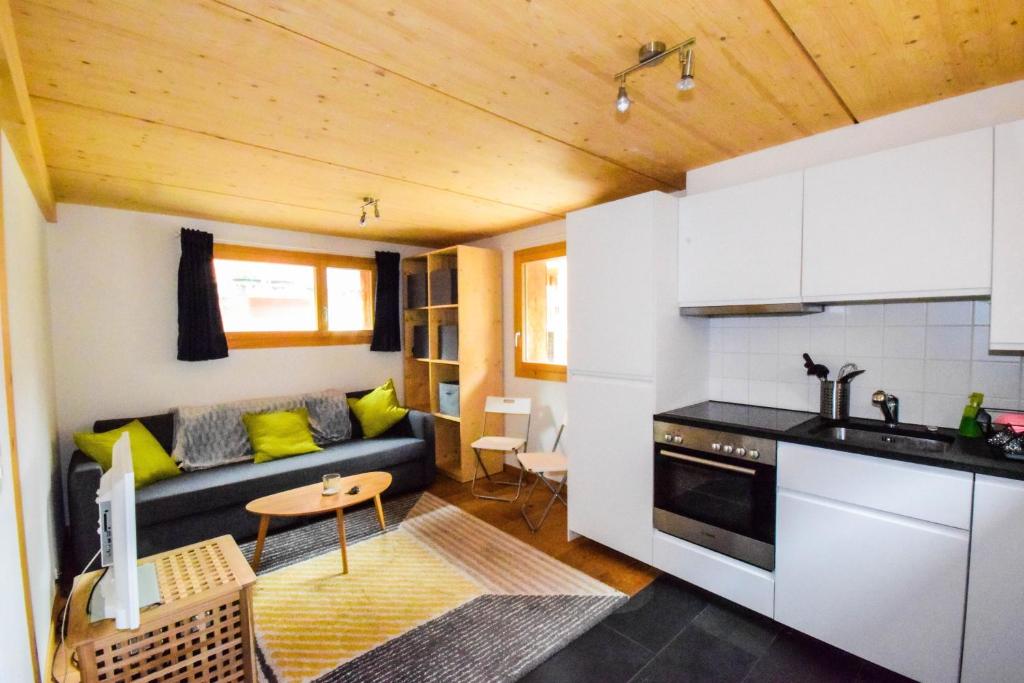 eine kleine Küche und ein Wohnzimmer in einem winzigen Haus in der Unterkunft Elin 2 in Bagnes
