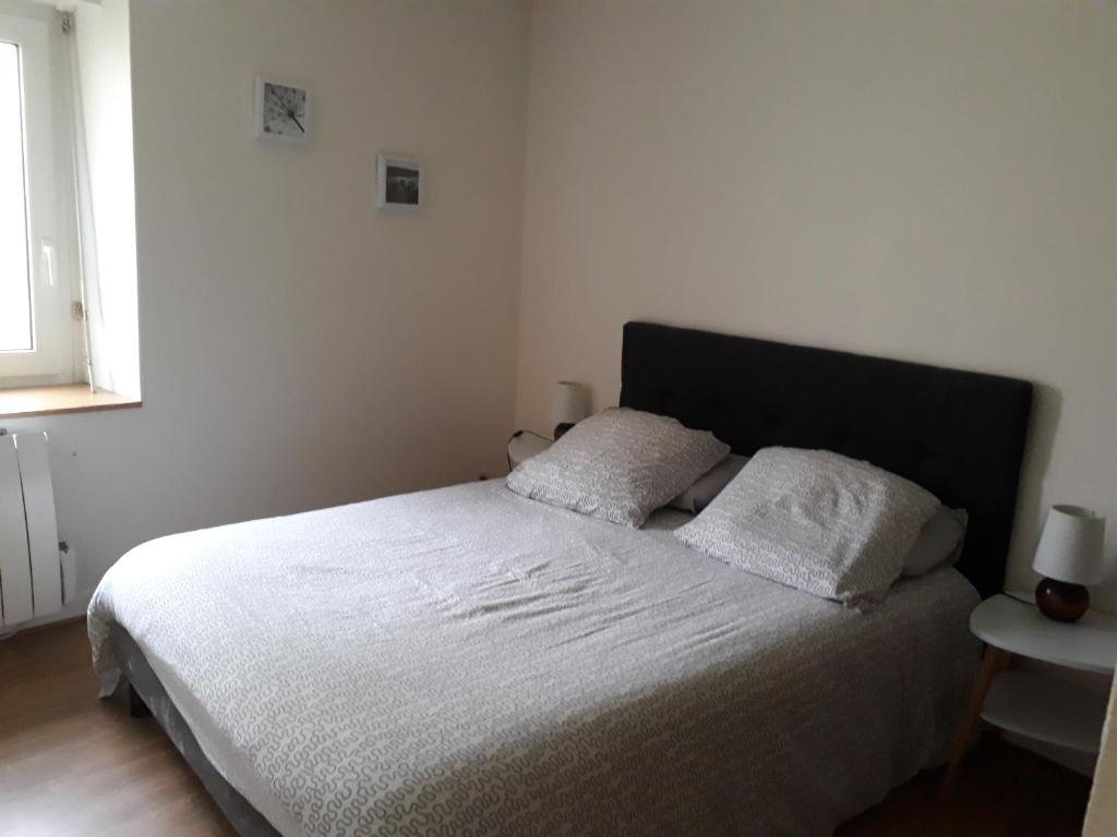 Postel nebo postele na pokoji v ubytování Gîtes du Clos du Ratz